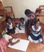   im Chathura-Kinderheim bei der Kinderbetreuung .