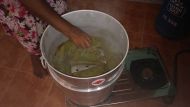 Hier wird gerade Helapa zubereitet, eine Süßspeise aus Kurakkan-Mehl – ein Hirsemehl – mit Kokos und Zucker, gedämpft in Kanda Blättern. 