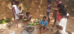Garten-Picknick mit Roti-Fladen beim Chathura-Kinderheim