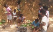 Garten-Picknick mit Roti-Fladen beim Chathura-Kinderheim