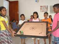 Ein Carrom-Spiel als Gescheck fuer alle Kinder im Chathura-Kinderheim in Sri Lanka 